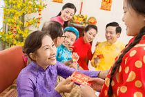 Xấu hổ vì con vừa nhận lì xì của khách đã bóc ra và chê