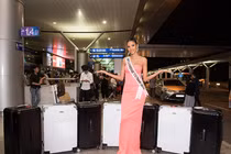 Hoàng Thùy đóng phạt 2000 USD vì mang 12 kiện hàng lý thi Miss Universe