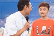 Quán quân Hồ Văn Cường lớn phổng phao, đi trao quà ngày cận Tết