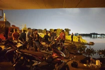 Gửi tờ giấy cho xe ôm, người đàn ông nhảy cầu tự tử