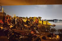 Gửi tờ giấy cho xe ôm, người đàn ông nhảy cầu tự tử