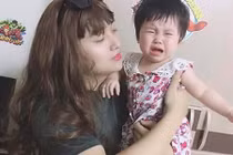 Con khóc thét vì thiếu mẹ, ông bố buộc lòng phải giả gái dỗ dành