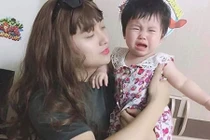 Con khóc thét vì thiếu mẹ, ông bố buộc lòng phải giả gái dỗ dành