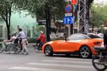 Video: Đại gia lái BMW và hành động bất ngờ giữa ngã tư