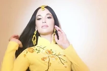 Ca sĩ Mỹ mặc áo dài không quần: Kẻ bênh thì ít, người chê thì nhiều