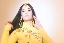 Ca sĩ Mỹ mặc áo dài không quần: Kẻ bênh thì ít, người chê thì nhiều