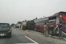 Xe chở khách về quê ăn Tết gặp nạn trên cao tốc Hà Nội - Lào Cai