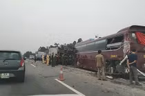 Xe chở khách về quê ăn Tết gặp nạn trên cao tốc Hà Nội - Lào Cai