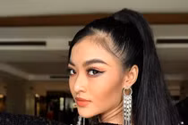 Kiều Loan lọt top 10 phần thi bikini, được chủ tịch chú ý