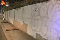 Xóa những hình vẽ bôi bẩn lên con đường hơn 300 tỷ đồng ở Hà Nội