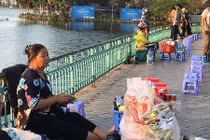 Hàng quán nhếch nhác, du khách bị mắng xa xả trên đường Thanh Niên