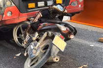 Xe máy “găm” đầu container, hàng tấn sắt lao qua cabin