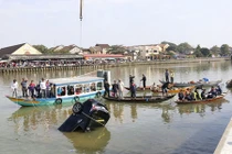 Ôtô chở cả nhà lao xuống sông Hoài: Cảm động thư gửi người dân