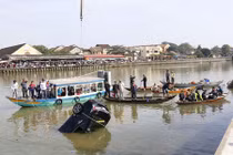 Ôtô chở cả nhà lao xuống sông Hoài: Cảm động thư gửi người dân