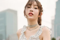 Đường cong hút mắt của cô gái khiến Khắc Tiệp “bỏ rơi” Ngọc Trinh