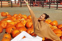 Phạm Hương nói gì khi bị chỉ trích thiếu ý thức vì ngồi lên bí ngô chụp ảnh