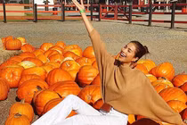 Phạm Hương nói gì khi bị chỉ trích thiếu ý thức vì ngồi lên bí ngô chụp ảnh