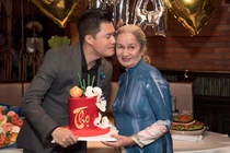 Ca sĩ Quang Dũng tình cảm bên mẹ trong tiệc mừng thọ