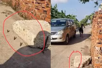 Dân cắm chông sắt quanh cục bê tông khiến nhiều ô tô xịt lốp