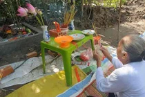 Người dân lập bàn thờ, thắp hương cho 1 bông hoa lạ mọc ở bờ rào