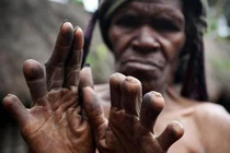 Loạt ảnh giật mình phong tục "dị" các bộ tộc trên thế giới 