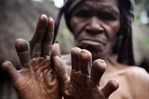 Loạt ảnh giật mình phong tục "dị" các bộ tộc trên thế giới 