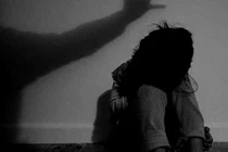 Cha mẹ đi làm thuê, con gái 12 tuổi ở nhà bị hàng xóm làm bậy