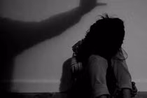 Cha mẹ đi làm thuê, con gái 12 tuổi ở nhà bị hàng xóm làm bậy