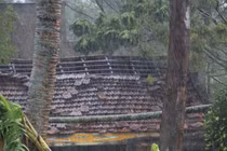 Lốc xoáy 'hậu bão' quật tung hơn 400 nóc nhà dân ở Quảng Ngãi