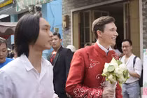 Chồng Tây của Hoàng Oanh diện áo dài trong lễ rước dâu