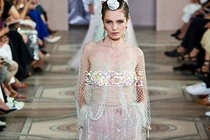 Dàn người mẫu hững hờ lộ ngực trên sàn diễn, khán giả choáng