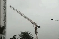 Giữa bão số 6: Cần trục xây dựng chung cư 32 tầng quay như chong chóng