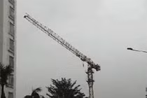 Giữa bão số 6: Cần trục xây dựng chung cư 32 tầng quay như chong chóng