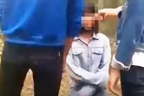 Thêm một nữ sinh bị bạn bắt quỳ, đánh hội đồng