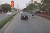 Video: Chạy tốc độ "bàn thờ", ô tô lật ngược xoay tròn như phim