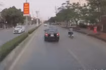 Video: Chạy tốc độ "bàn thờ", ô tô lật ngược xoay tròn như phim