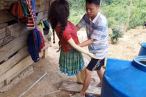 Thấy con riêng của vợ tắm, gã dượng lao vào cưỡng bức