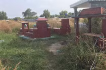 Nhiều đoạn xương bị đốt cháy trong nghĩa trang