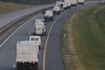 16 xe viện trợ nhân đạo của Nga tiến về biên giới Ukraine