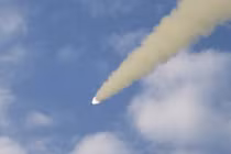 Triều Tiên đồng loạt phóng 100 tên lửa