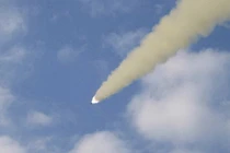 Triều Tiên đồng loạt phóng 100 tên lửa