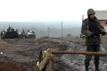 Binh sĩ Ukraine đồn trú dọc biên giới Nga căng mình huấn luyện