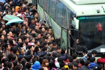 Cảnh vạ vật, chen chúc mua vé tàu về quê ăn Tết