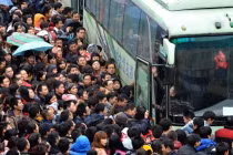 Cảnh vạ vật, chen chúc mua vé tàu về quê ăn Tết