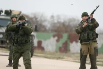 "Lính lạ" nổ súng cảnh cáo quân Ukraine ở Crimea