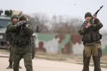 "Lính lạ" nổ súng cảnh cáo quân Ukraine ở Crimea