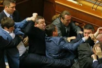 Nghị sĩ Quốc hội Ukraine lại “thượng cẳng chân, hạ cẳng tay”