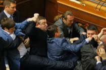 Nghị sĩ Quốc hội Ukraine lại “thượng cẳng chân, hạ cẳng tay”