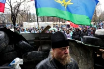 Người ủng hộ Ukraine làm lá chắn cho lực lượng biểu tình