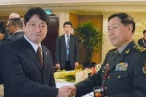 Quan chức Trung Quốc tránh bắt tay đồng nghiệp Nhật?